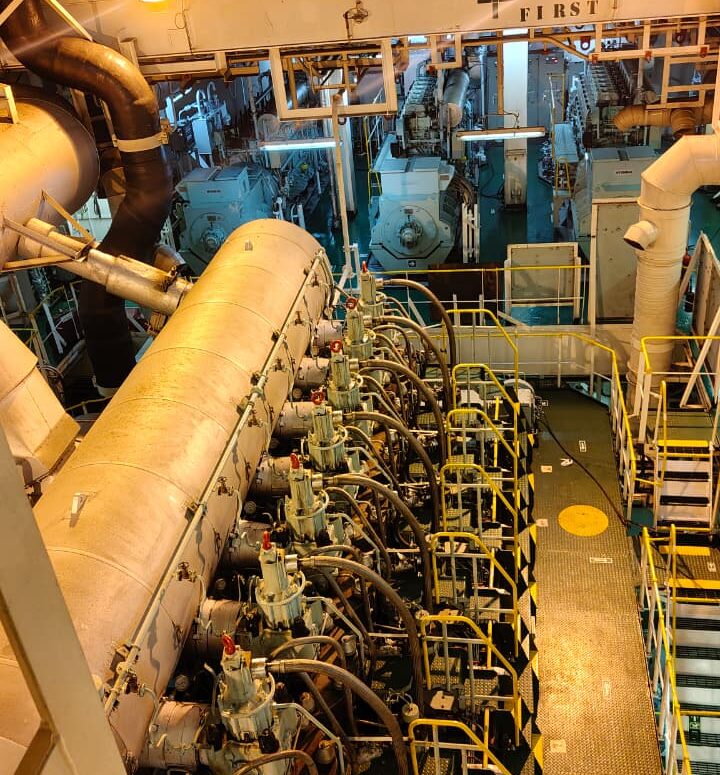 Onsite crankshaft grinding and polishing without engine dismantling.