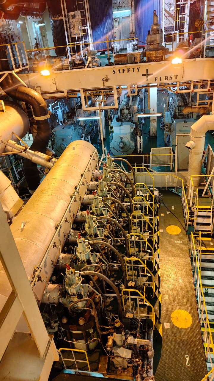 Onsite crankshaft grinding and polishing without engine dismantling.