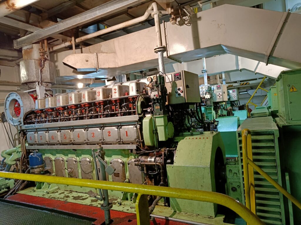 In situ crankshaft grinding and polishing for precision crankshaft repair.
