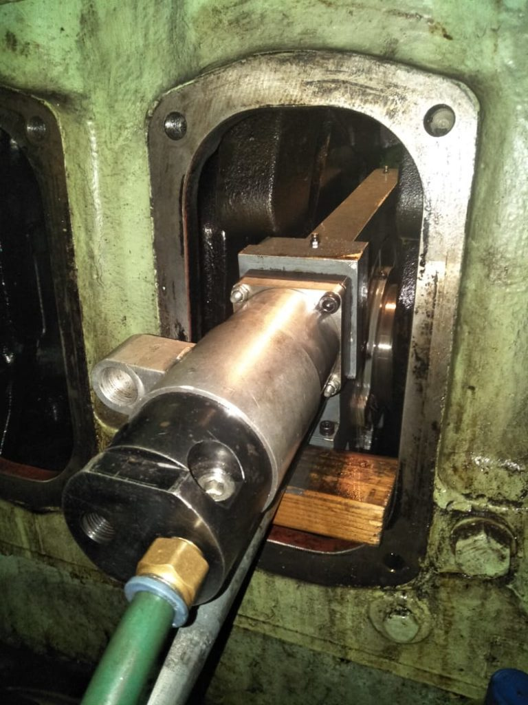 Crankpin repair by onsite crankshaft grinder on vessel